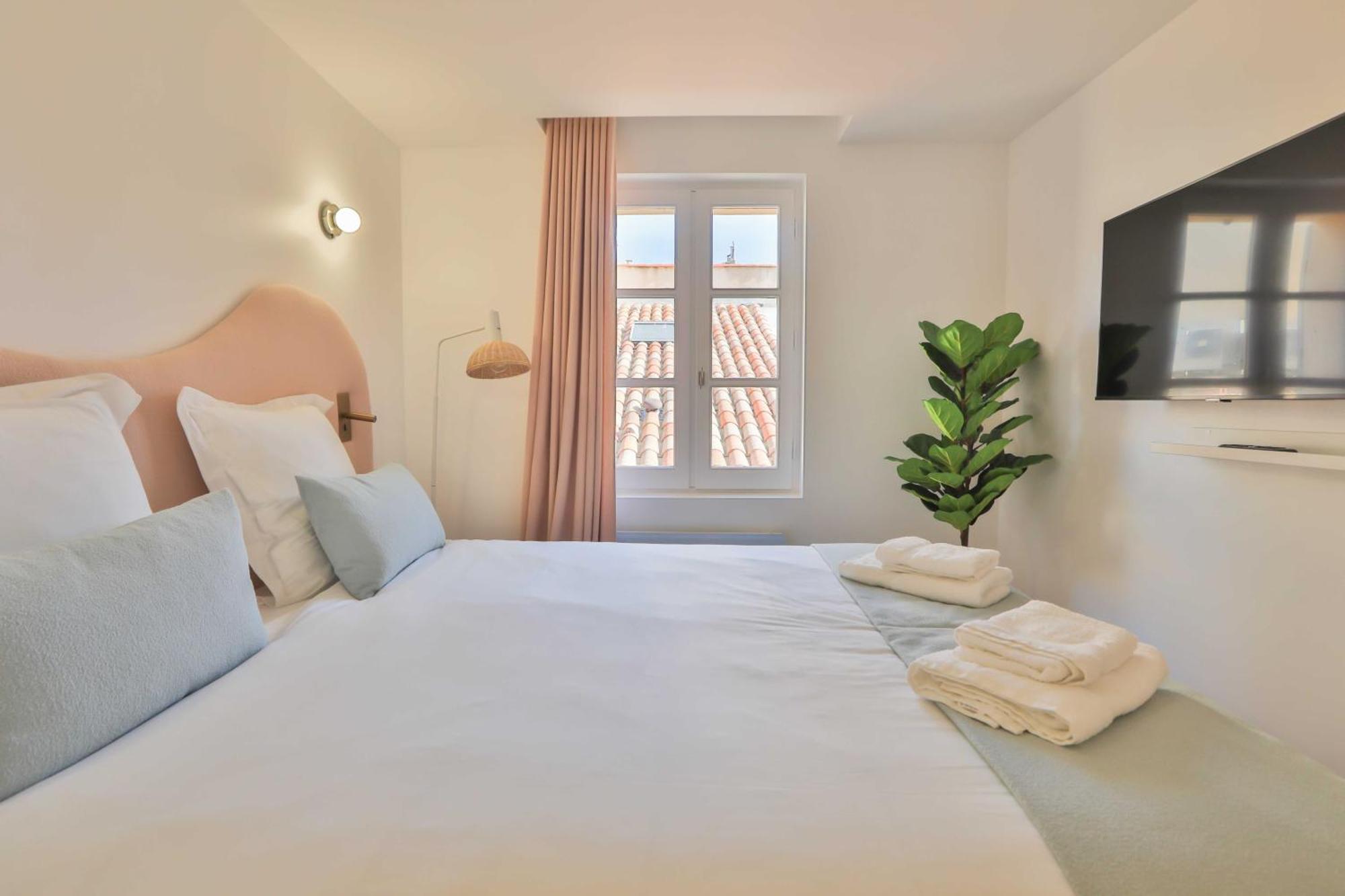 2 Bed Flat - Hyper Centre St Tropez Apartment